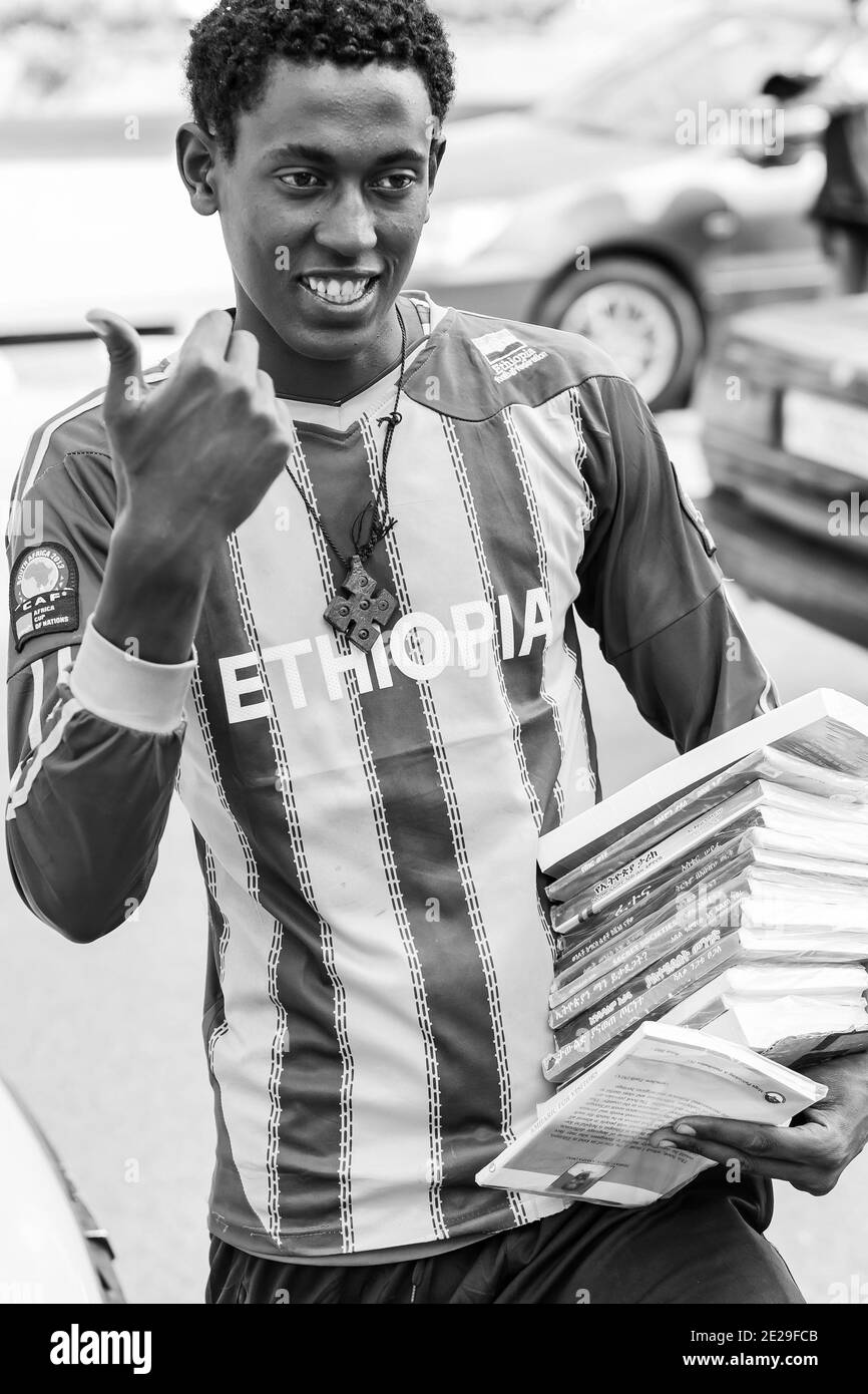 ADDIS ABEBA, ETIOPIA - 05 gennaio 2021: Addis Abeba, Etiopia, 27 gennaio 2014, giovane uomo arabo che vende libri sulla strada della città Foto Stock