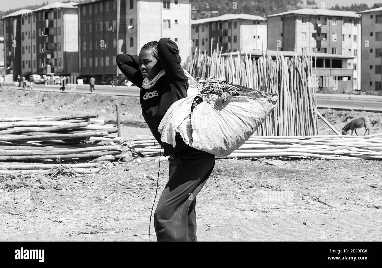 ADDIS ABEBA, ETIOPIA - 05 gennaio 2021: Addis Abeba, Etiopia, 30 gennaio 2014, Donna che porta un sacchetto di verdure Foto Stock