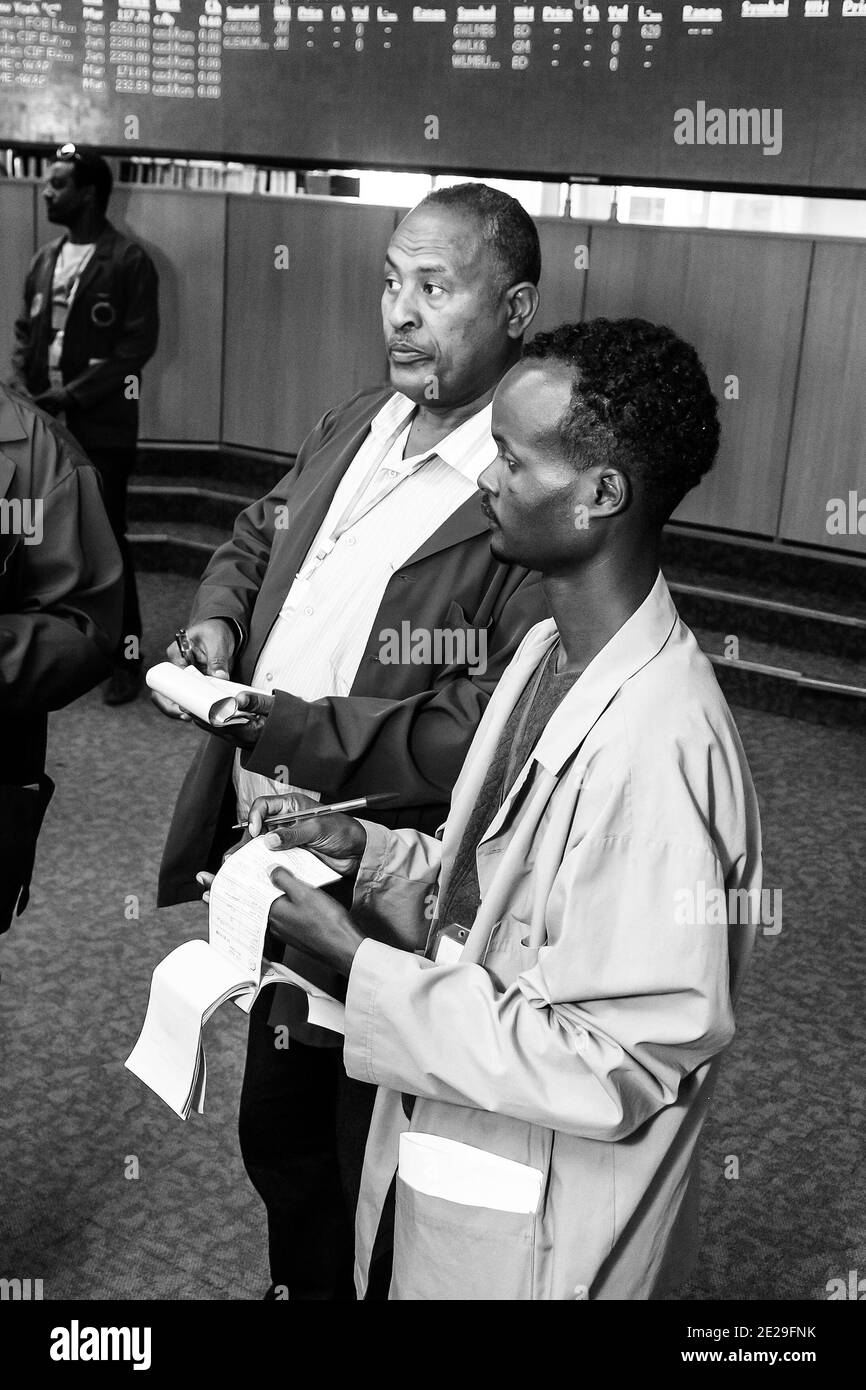ADDIS ABEBA, ETIOPIA - 05 gennaio 2021: Addis Abeba, Etiopia - 30 2014 gennaio: Interno di un piano di negoziazione di borsa Foto Stock