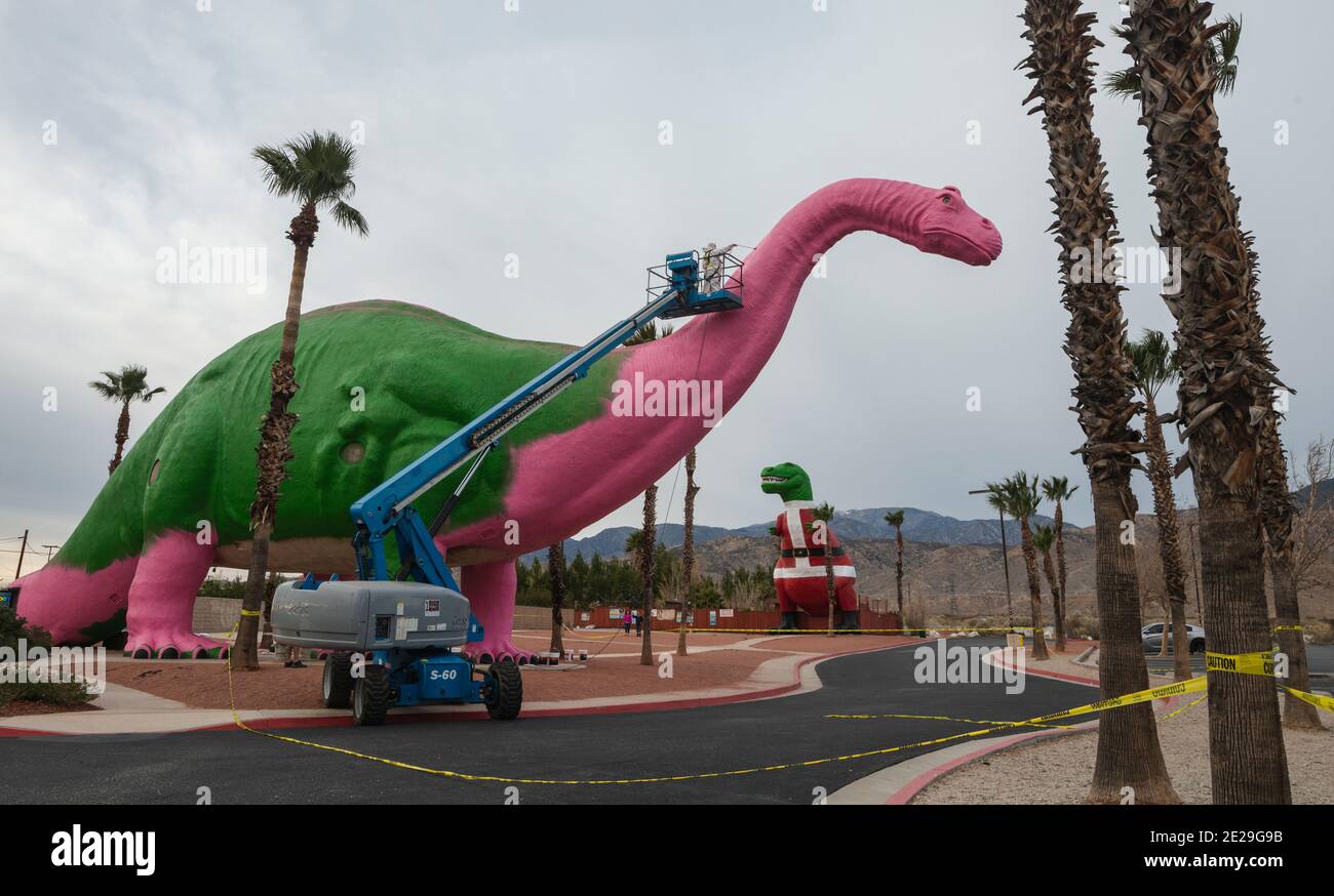 Riverniciatura di un punto di riferimento storico, Cabazon Dinosaurs Foto Stock