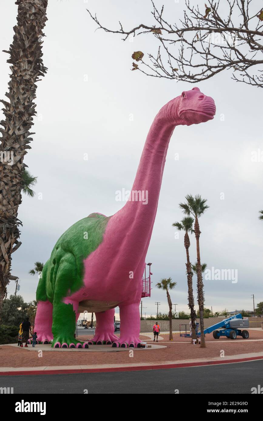 Riverniciatura di un punto di riferimento storico, Cabazon Dinosaurs Foto Stock