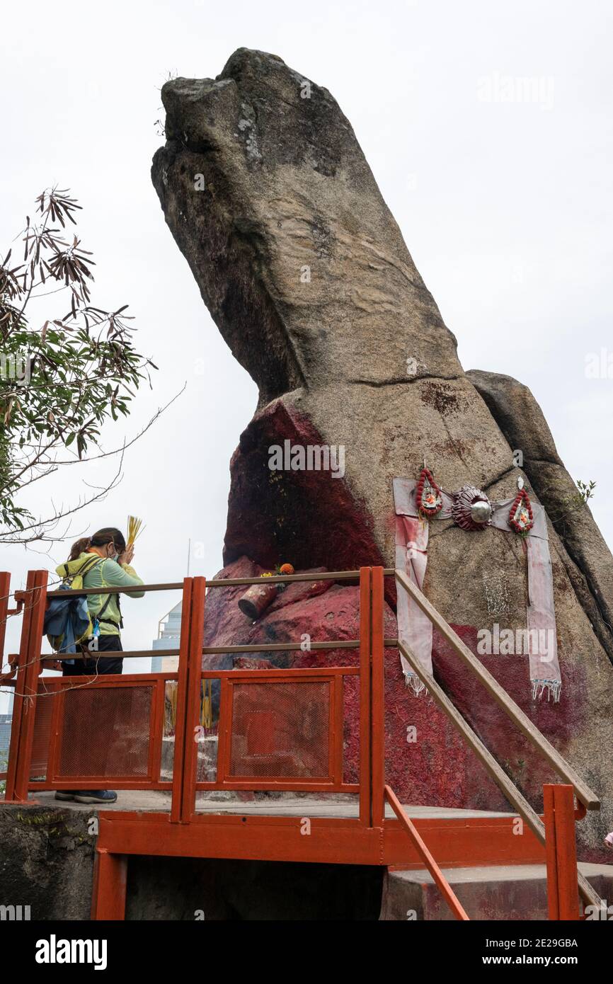 Hong Kong, Cina:10 Jan,2021. Una donna adora la roccia degli amanti. Lovers' Rock, o Yan Yuen Shek, è il posto locale singole donne si dice di andare in ho Foto Stock
