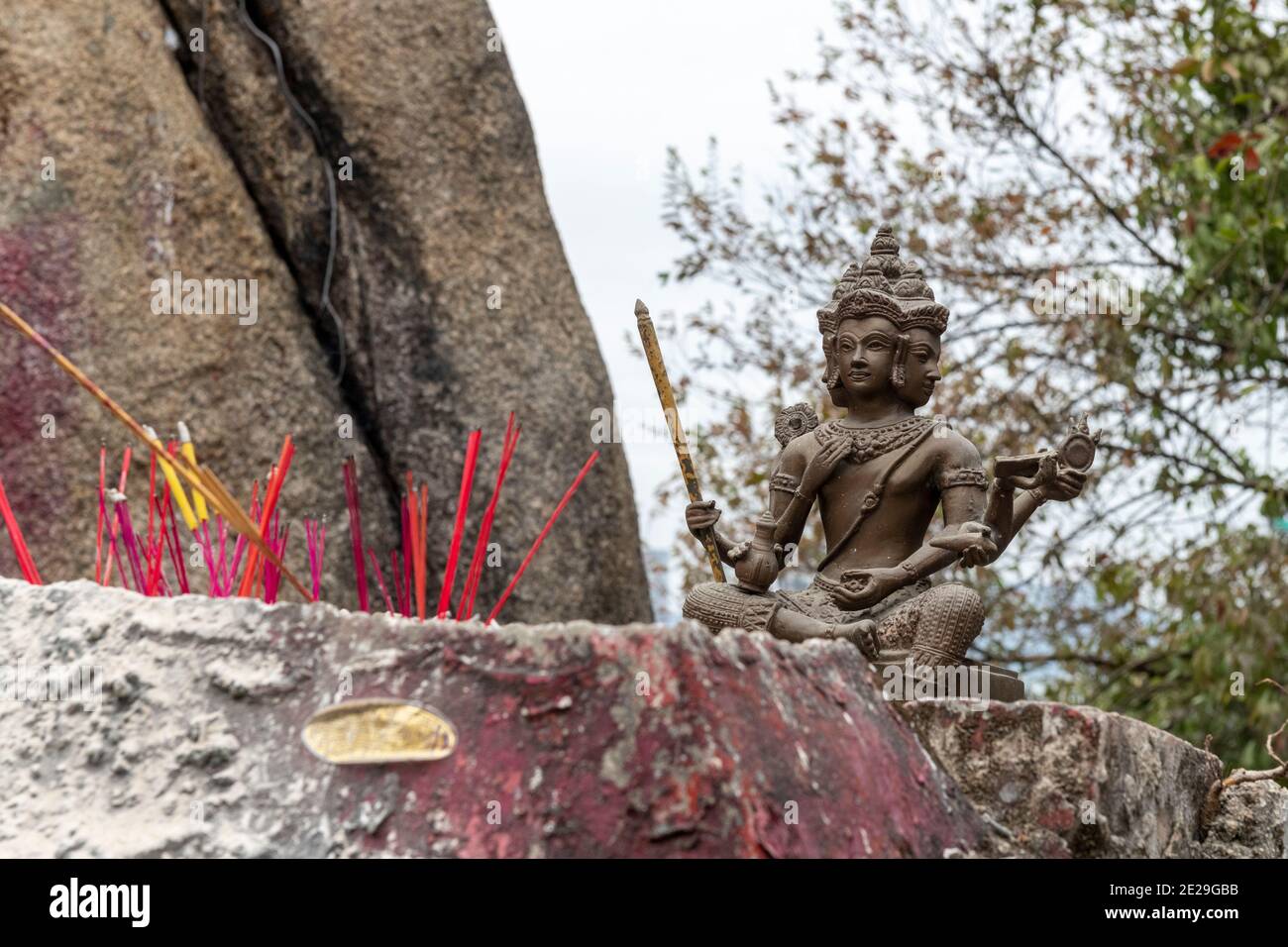 Hong Kong, Cina:10 Jan,2021. Four Faced Buddha di Bangkok, Brahma al Rock.Lovers' Rock, o Yan Yuen Shek, è il posto locale singole donne sono Foto Stock