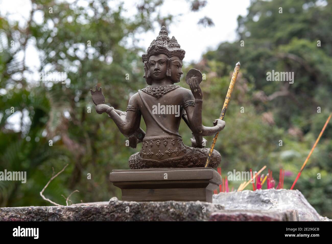 Hong Kong, Cina:10 Jan,2021. Back of Four Faced Buddha of Bangkok, Brahma at Lovers' Rock.Lovers' Rock, o Yan Yuen Shek, è il luogo locale singolo WO Foto Stock