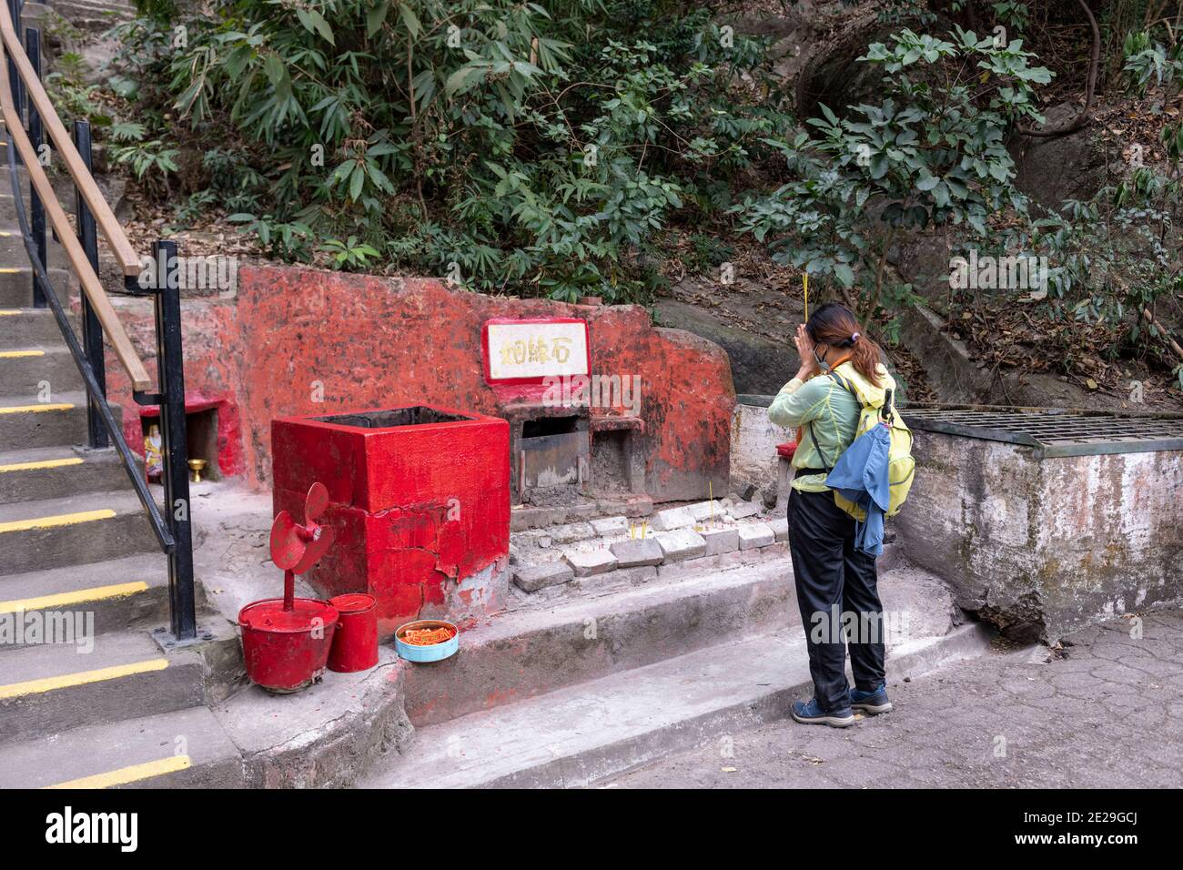 Hong Kong, Cina:10 Jan,2021. Una donna adora all'ingresso della roccia degli amanti. Lovers' Rock, o Yan Yuen Shek, è il luogo locale singole donne sono dette Foto Stock