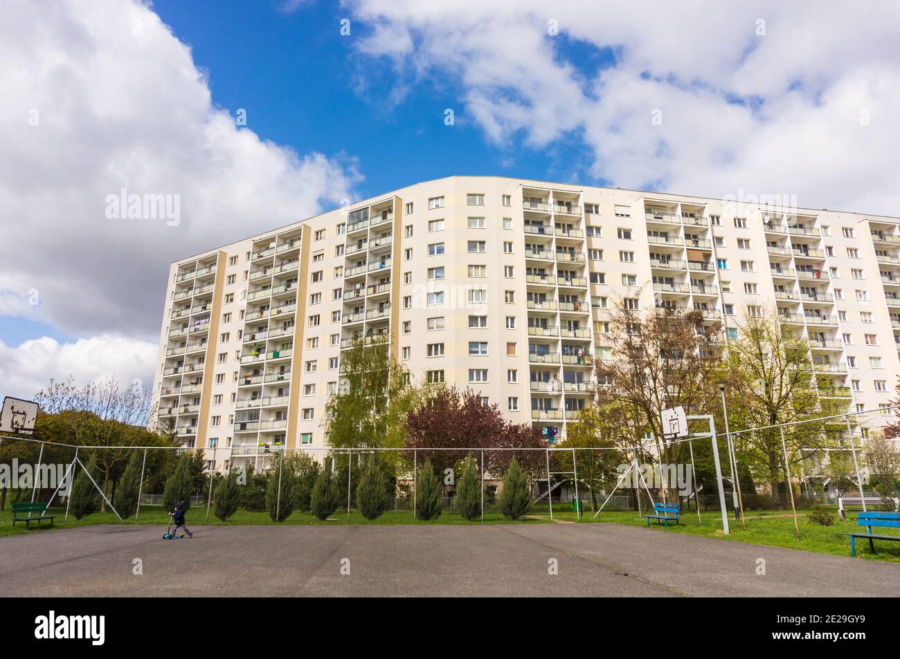 POZNAN, POLONIA - 22 apr 2017: Terreno sportivo e condominio in asfalto nel quartiere stare Zegrze Foto Stock