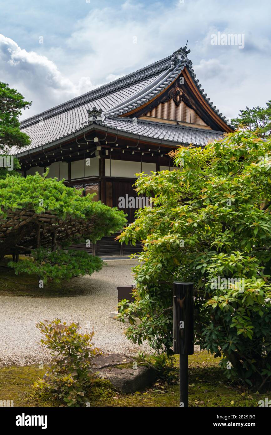 Foto verticale dei quartieri abitativi, Tempio di Kinkakuji Foto Stock
