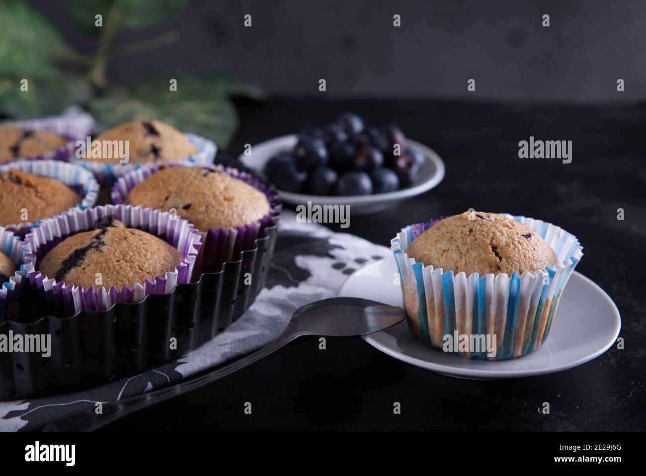 Focalizzazione selettiva dei muffin al mirtillo su un legno tagliere Foto Stock