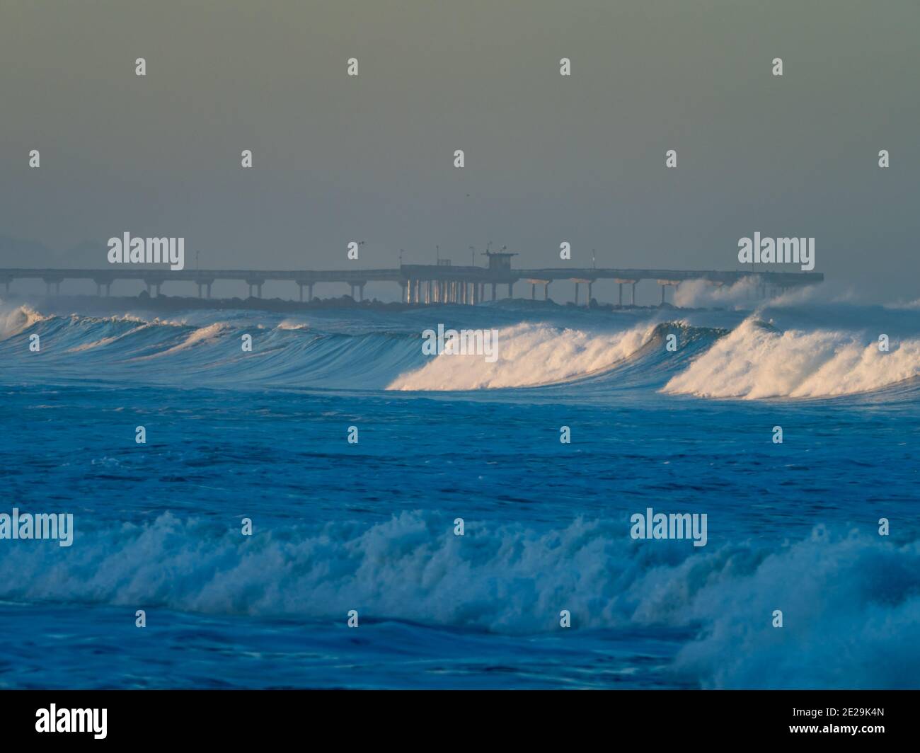 Onde enormi vicino Ocean Beach, San Diego, California con un grande rigonzamento nel 2021 Foto Stock
