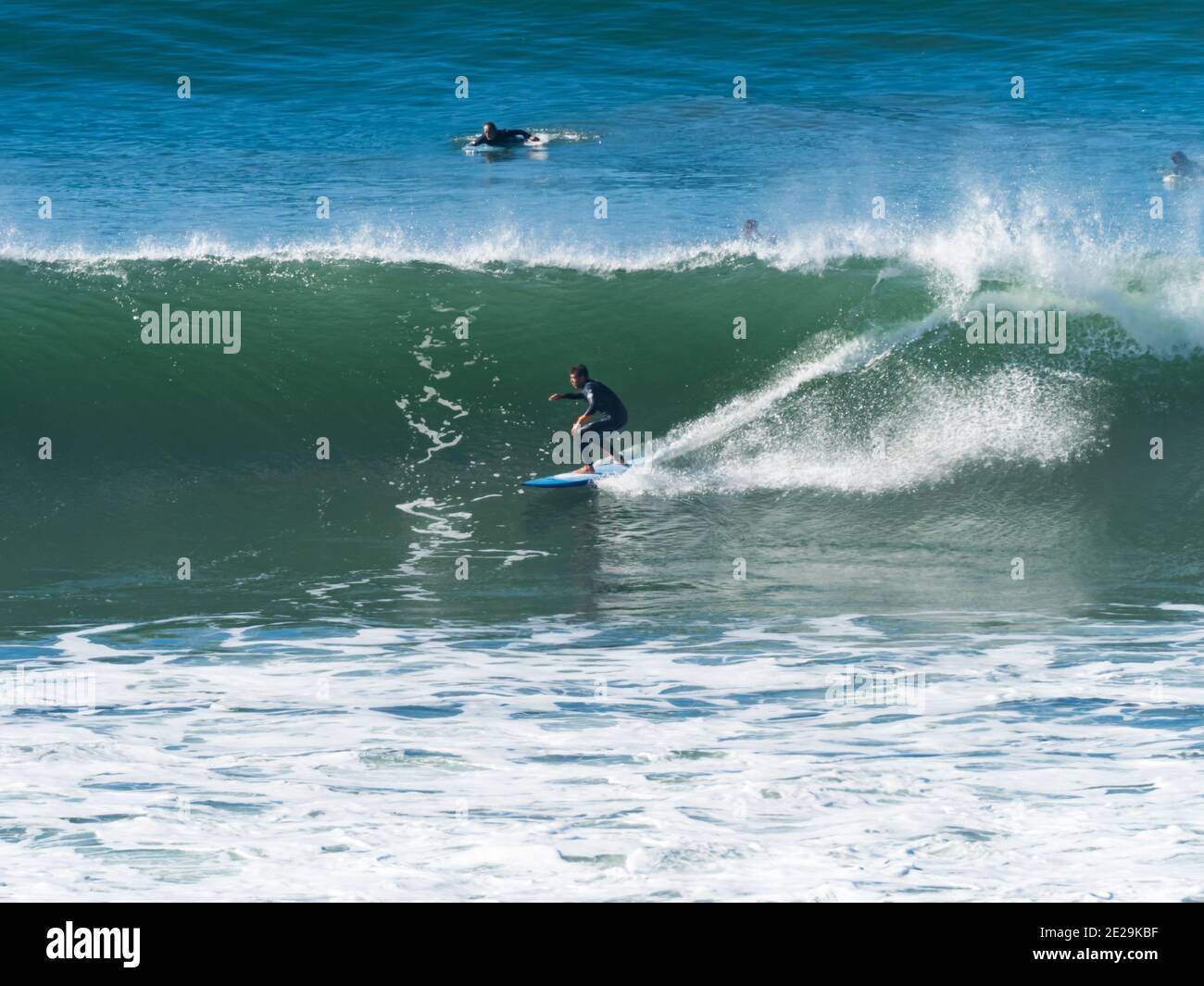 Onde enormi vicino Ocean Beach, San Diego, California con un grande rigonzamento nel 2021 Foto Stock