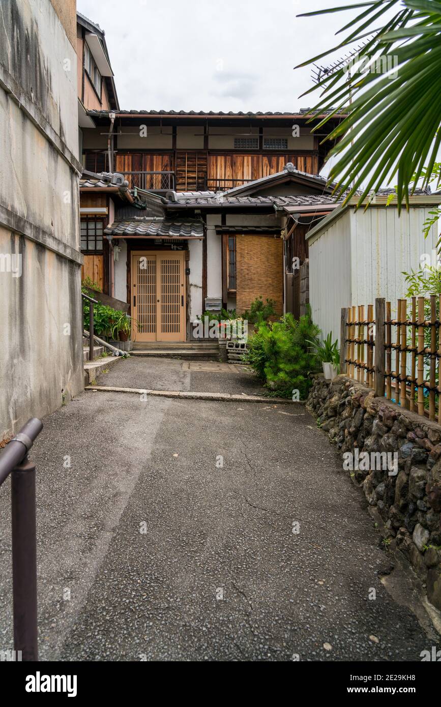 Foto verticale della casa con l'architettura antica a Kyoto, Giappone Foto Stock