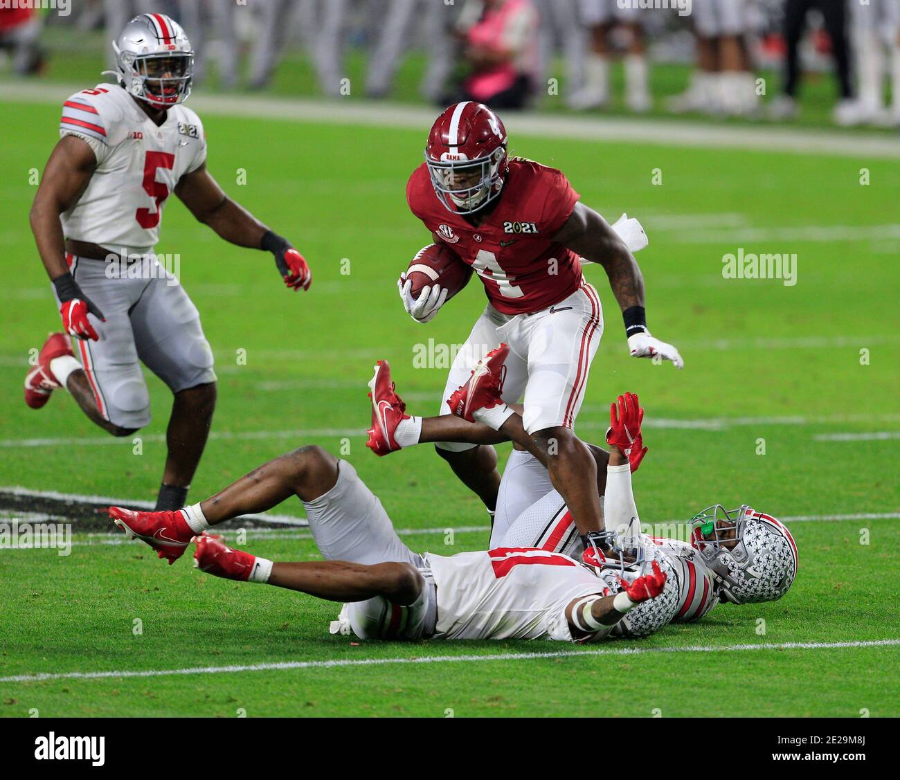 11 gennaio 2021: Alabama Crimson Tide Running back Brian Robinson Jr. (4) passo il suo modo attraverso i difensori di Ohio state Buckeyes al NCAA Football 2021 CFP National Championship game tra Ohio state e Alabama all'Hard Rock Stadium di Miami Gardens, Florida. Terreni JP Waldron/Cal Sport Foto Stock