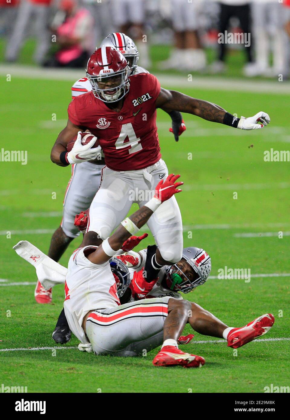 11 gennaio 2021: Alabama Crimson Tide Running back Brian Robinson Jr. (4) passo il suo modo attraverso i difensori di Ohio state Buckeyes al NCAA Football 2021 CFP National Championship game tra Ohio state e Alabama all'Hard Rock Stadium di Miami Gardens, Florida. Terreni JP Waldron/Cal Sport Foto Stock
