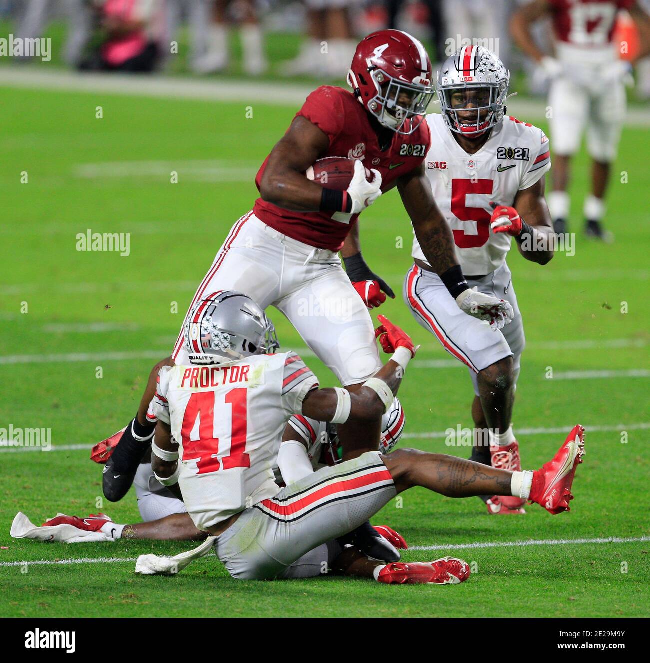 11 gennaio 2021: Alabama Crimson Tide Running back Brian Robinson Jr. (4) passo il suo modo attraverso i difensori di Ohio state Buckeyes al NCAA Football 2021 CFP National Championship game tra Ohio state e Alabama all'Hard Rock Stadium di Miami Gardens, Florida. Terreni JP Waldron/Cal Sport Foto Stock