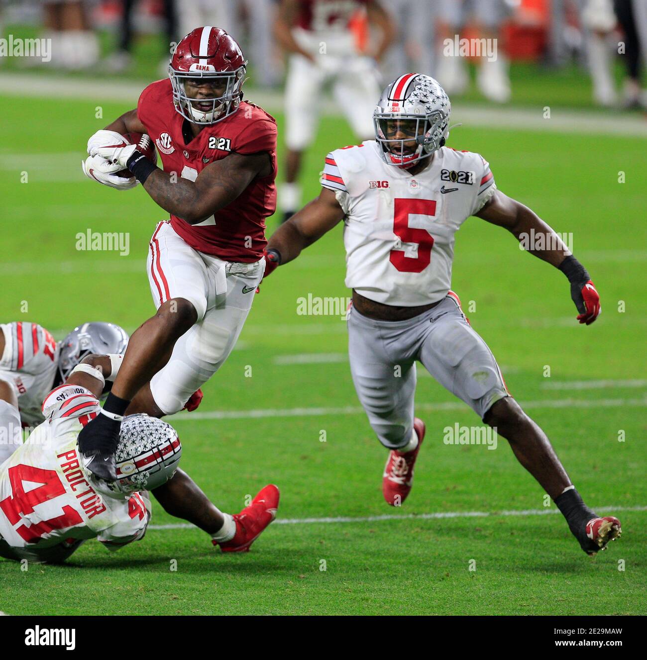 11 gennaio 2021: Alabama Crimson Tide Running back Brian Robinson Jr. (4) passo il suo modo attraverso i difensori di Ohio state Buckeyes al NCAA Football 2021 CFP National Championship game tra Ohio state e Alabama all'Hard Rock Stadium di Miami Gardens, Florida. Terreni JP Waldron/Cal Sport Foto Stock