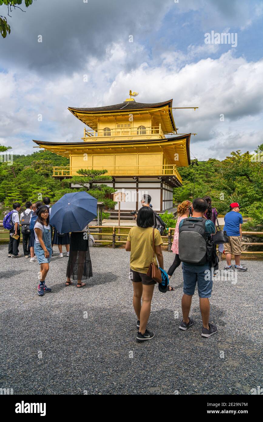 Kyoto, Giappone - 3 luglio 2018: I turisti di viaggio al Padiglione d'Oro, Tempio di Kinkakuji Foto Stock