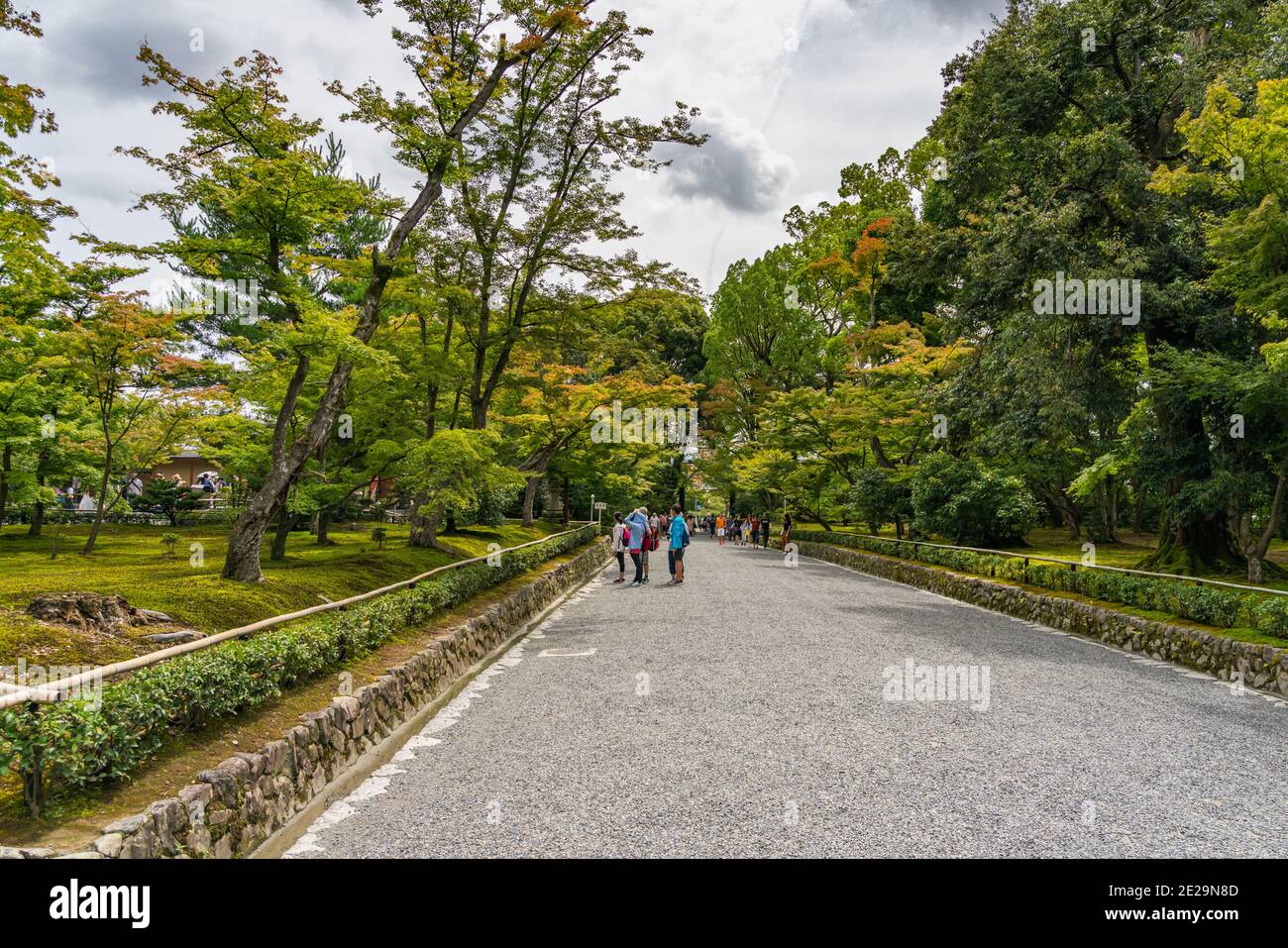 Kyoto, Giappone - 3 luglio 2018: Bella vista giardino intorno alle porte di Kinkakuji Foto Stock