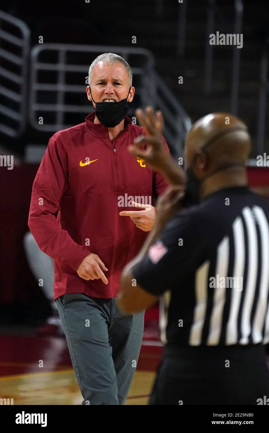 Andy Enfield, allenatore capo dei Trojans della California meridionale, reagisce ad A. Appello dell'arbitro nella seconda metà contro la UC Riverside Highlanders durante un NCAA Foto Stock