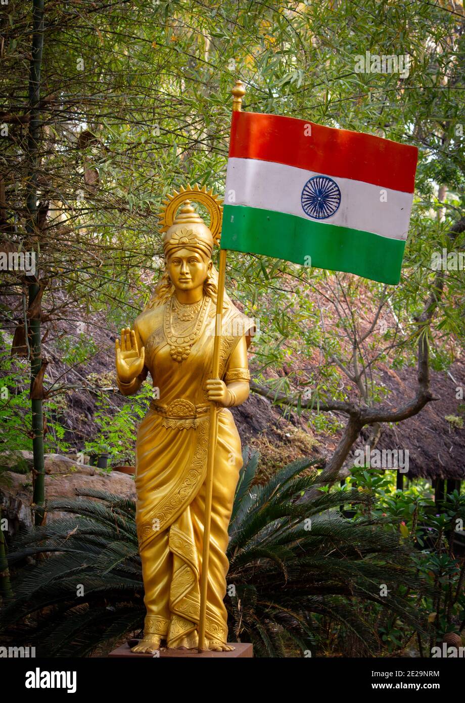 Madre India con bandiera indiana. Bandiera nazionale indiana. Da utilizzare per la celebrazione del giorno della repubblica. Focus sulla statua Foto Stock
