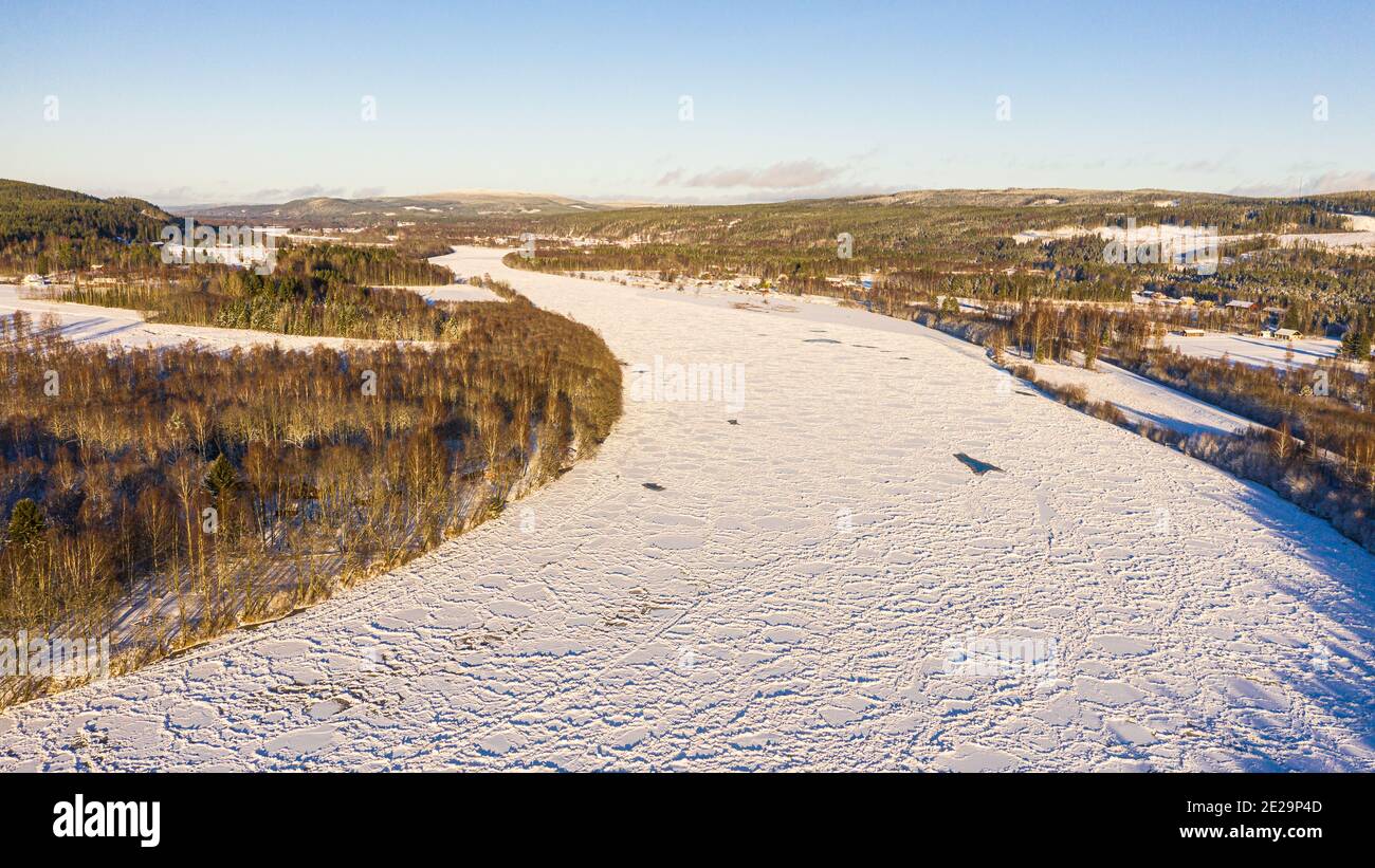 Il fiume Klarälven si è congelato poco prima di una diga Foto Stock