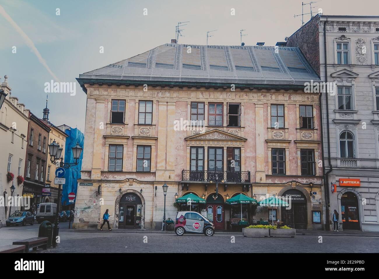 Via con case storiche nel centro storico di Cracovia, Polonia Foto Stock