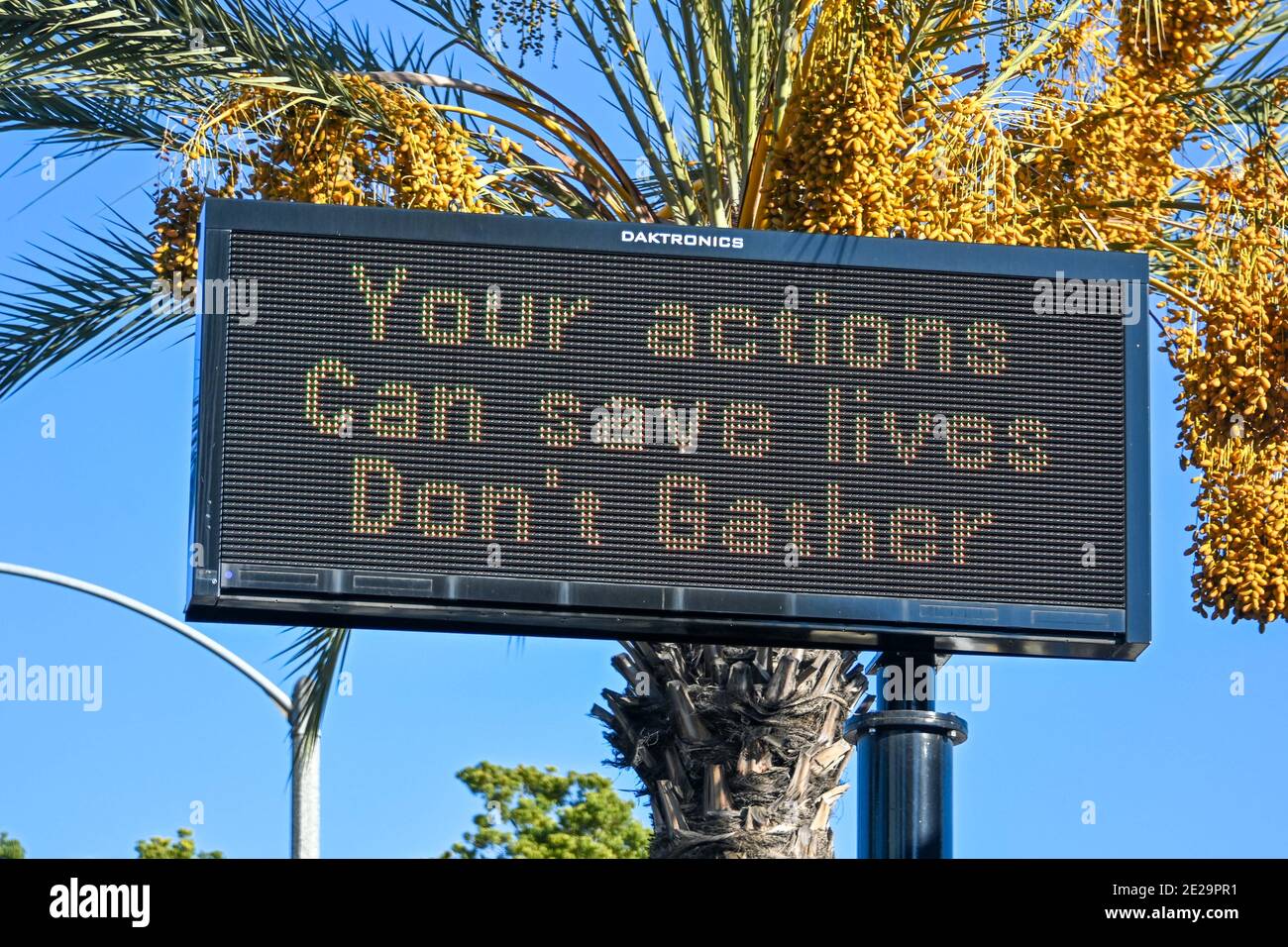 Una bacheca è illuminata con la lettura "le tue azioni possono salvare vite non si riuniscono", sabato 2 gennaio 2021, a Pasadena, California (Dylan Stewart/Image of Foto Stock