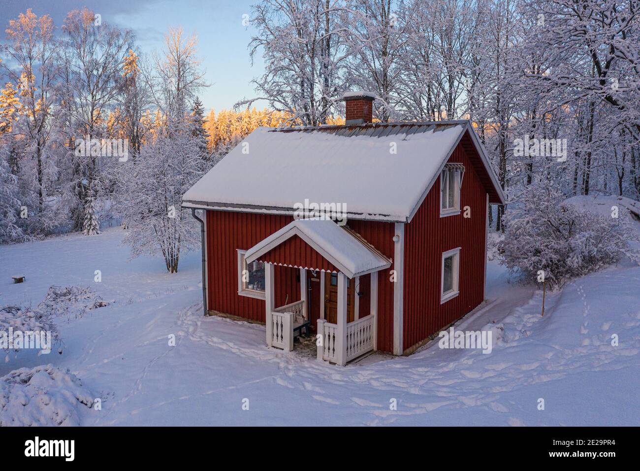 Tradizionale casa svedese rossa nel bosco Foto Stock