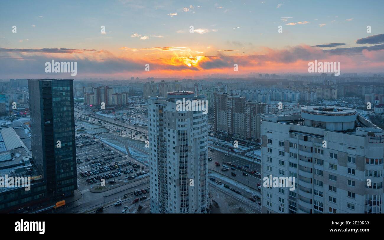 La neve invernale è caduta nella città di Minsk. Foto dall'alto Foto Stock