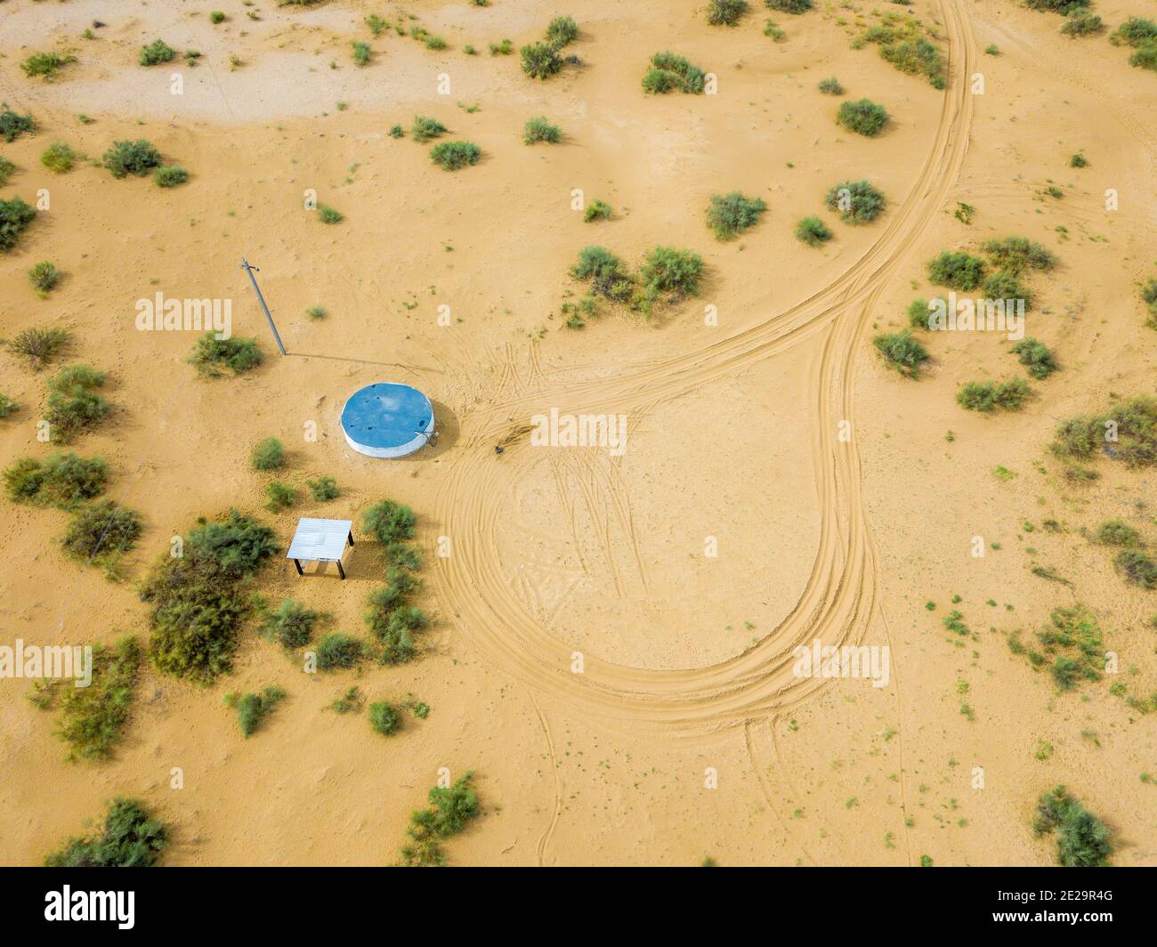 Acqua bene nel deserto o steppa. Per ruotare il veicolo di erogazione dell'acqua. Foto Stock