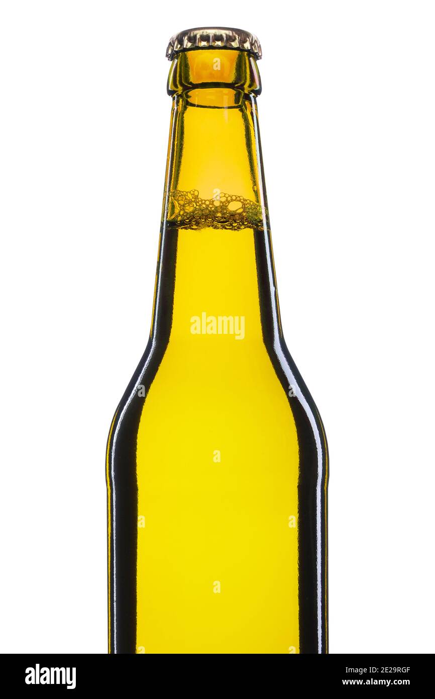 bottiglia di birra marrone da 500 ml con gocce isolate su bianco sfondo con posizione per etichetta e spazio di copia Foto Stock