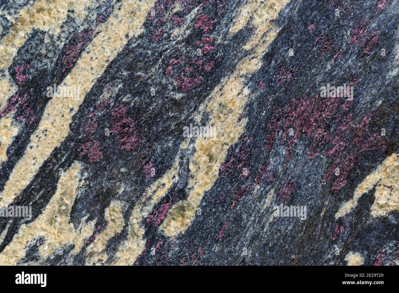 Sfondo grigio granito. Immagine ad alta risoluzione della consistenza di granito di pietra con macchie di vene viola rosse. Foto Stock