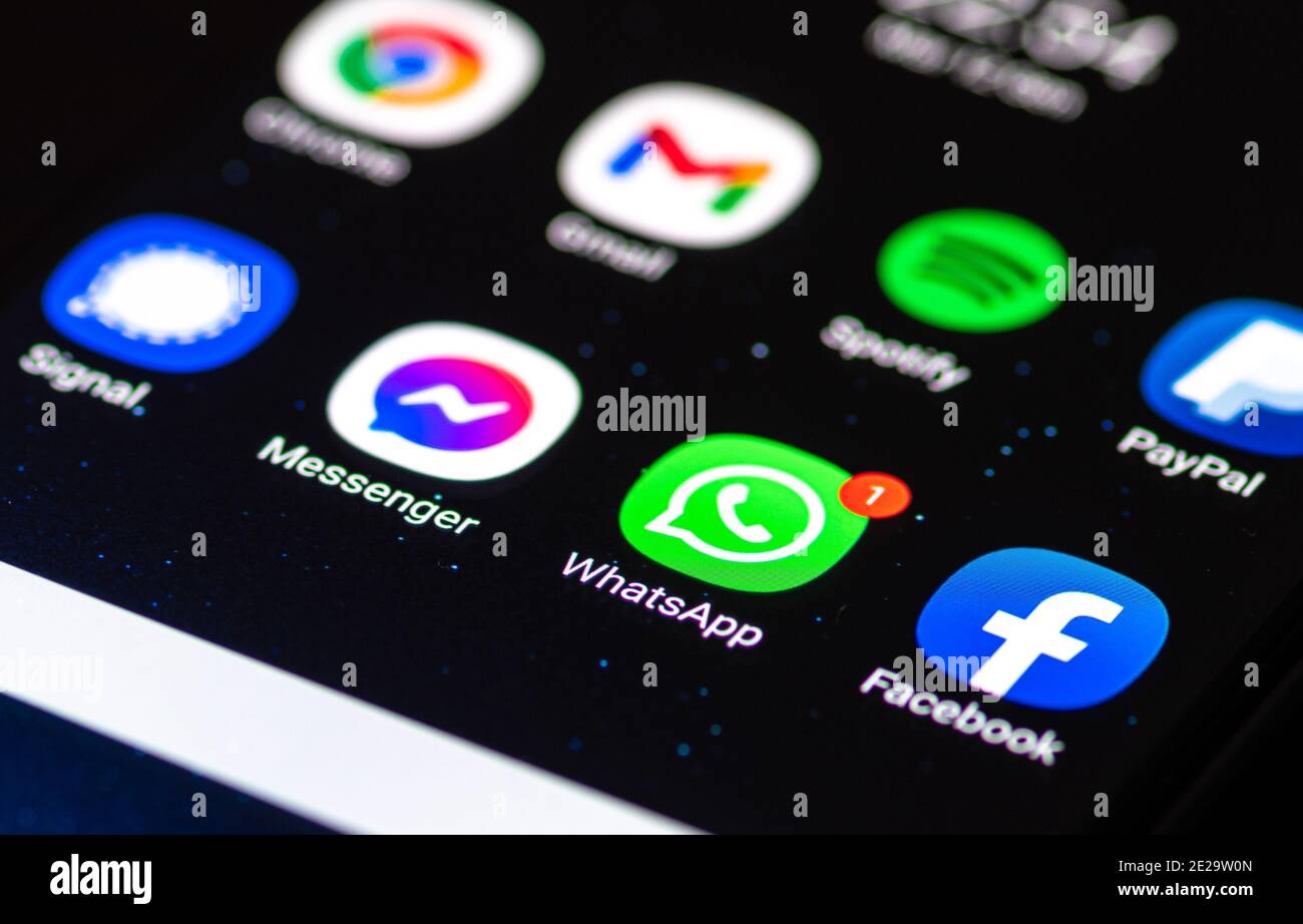 Applicazione WhatsApp con applicazione Signal, Messenger e Facebook visualizzata sullo smartphone Foto Stock