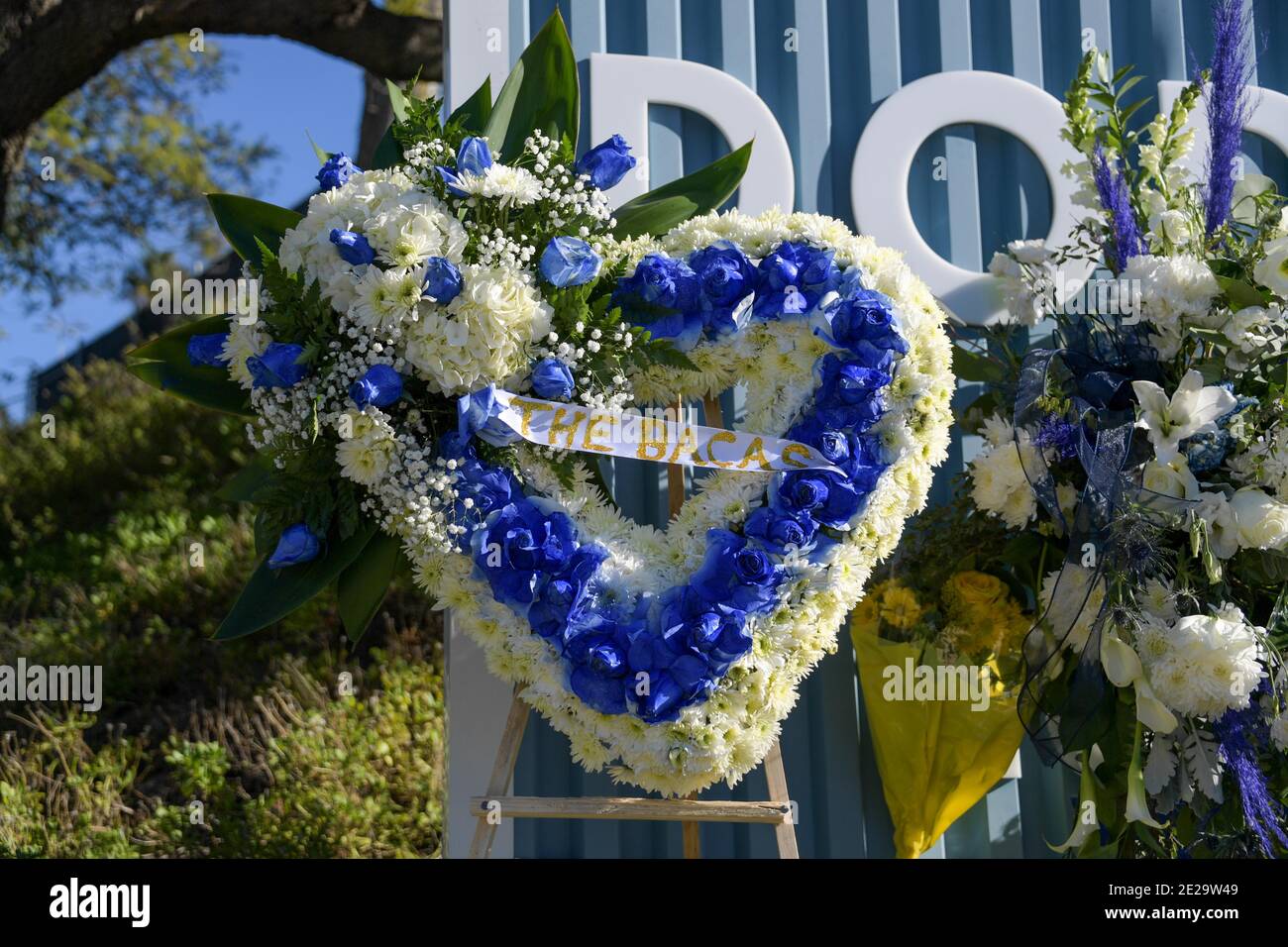 Vista generale dei fiori e dei cartelli posti fuori dal Dodger Stadium per onorare l'ex manager dei Dodgers di Los Angeles Tommy Lasorda, domenica 10 gennaio 20 Foto Stock