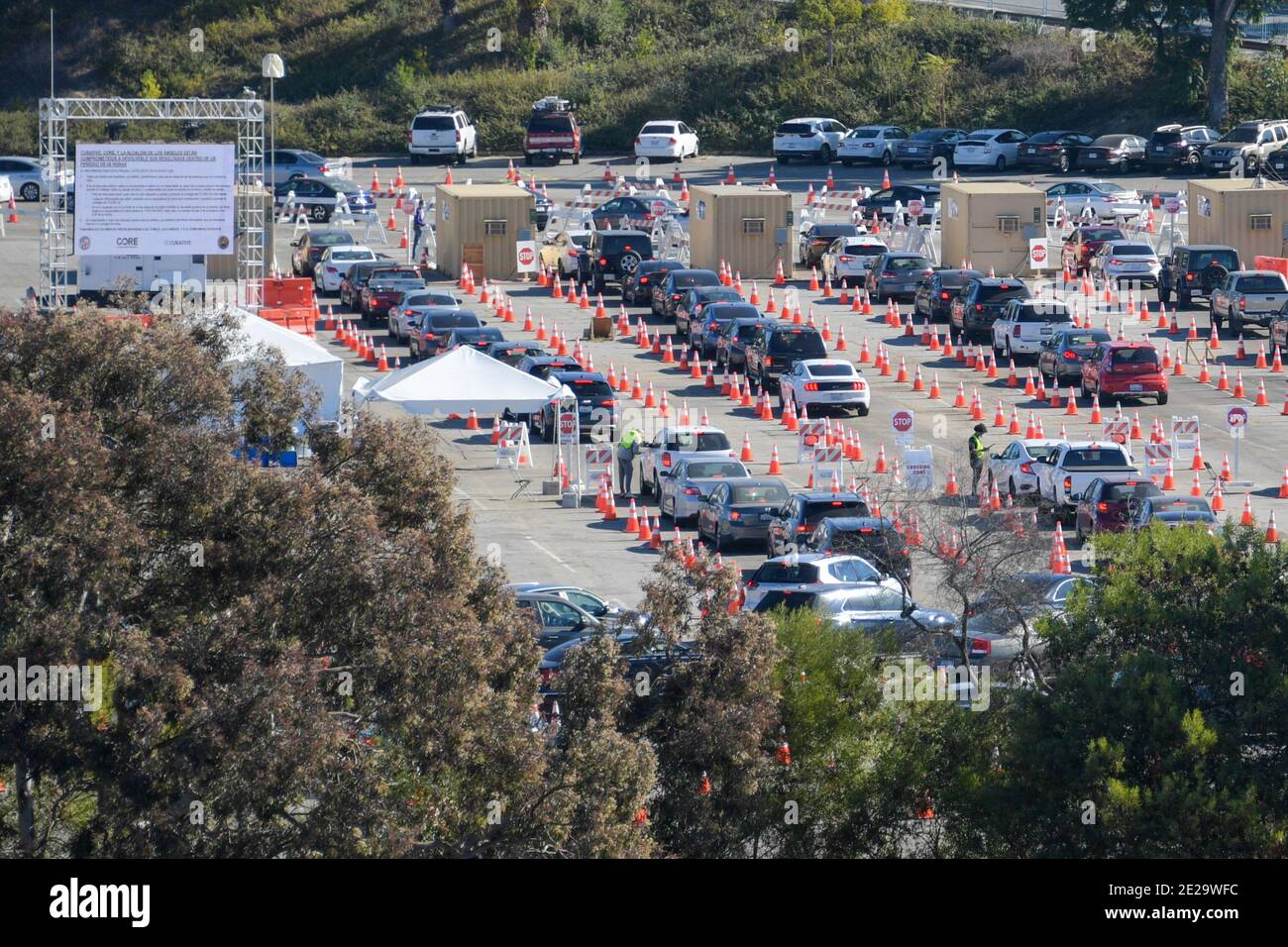 Vista generale generale del luogo di test drive-thru COVID-19 (coronavirus) presso il Dodger Stadium, lunedì 11 gennaio 2021, a Los Angeles. (Dylan Stewart/im Foto Stock