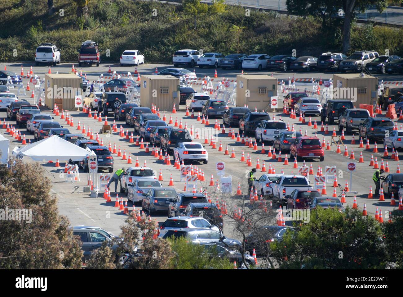 Vista generale generale del luogo di test drive-thru COVID-19 (coronavirus) presso il Dodger Stadium, lunedì 11 gennaio 2021, a Los Angeles. (Dylan Stewart/im Foto Stock