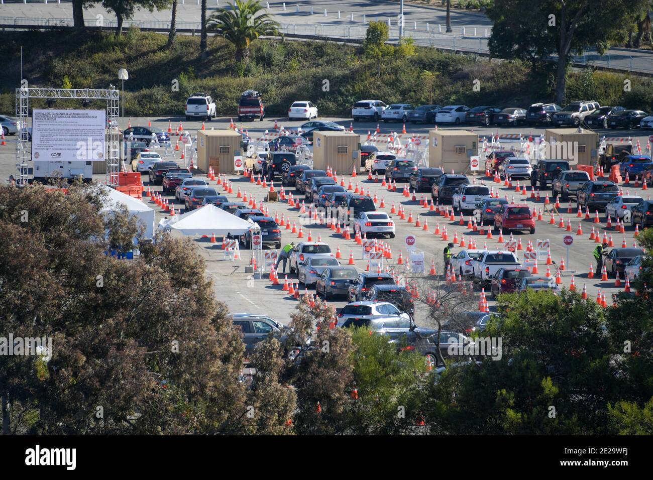 Vista generale generale del luogo di test drive-thru COVID-19 (coronavirus) presso il Dodger Stadium, lunedì 11 gennaio 2021, a Los Angeles. (Dylan Stewart/im Foto Stock