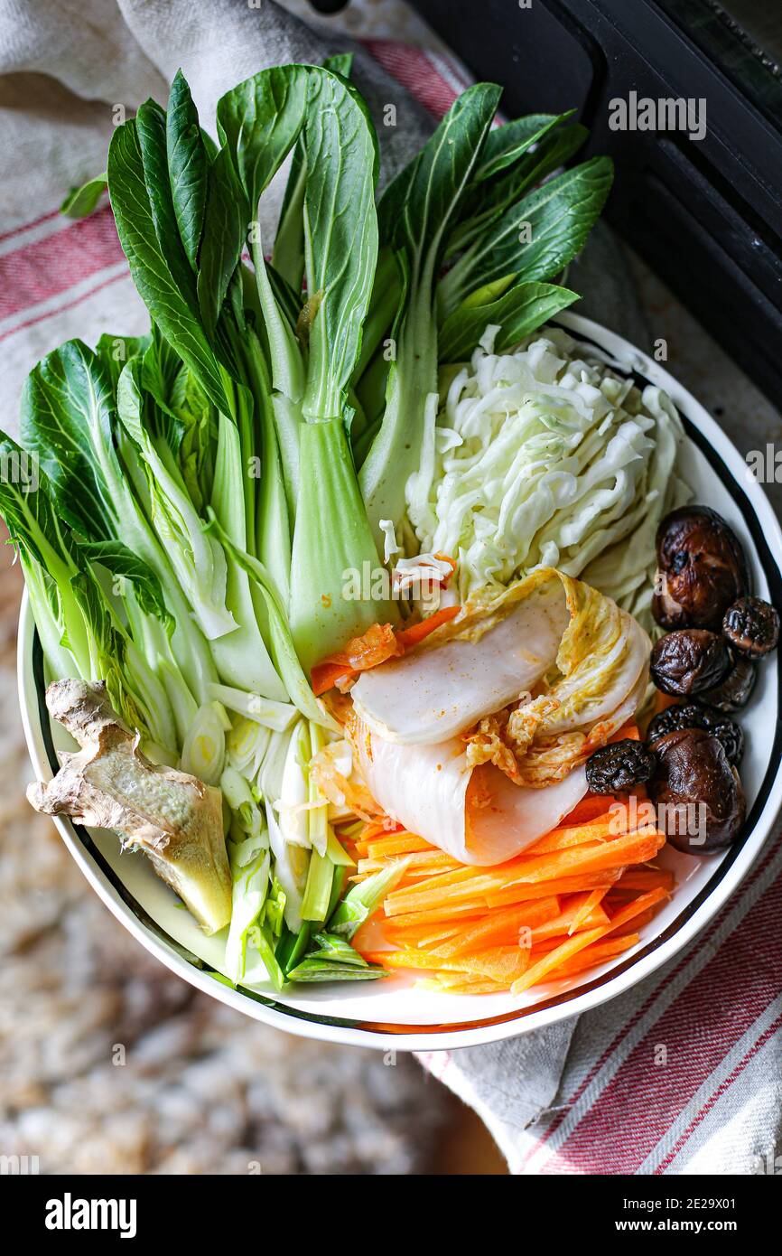Verdure fresche, kimchi e funghi shiitake Foto Stock