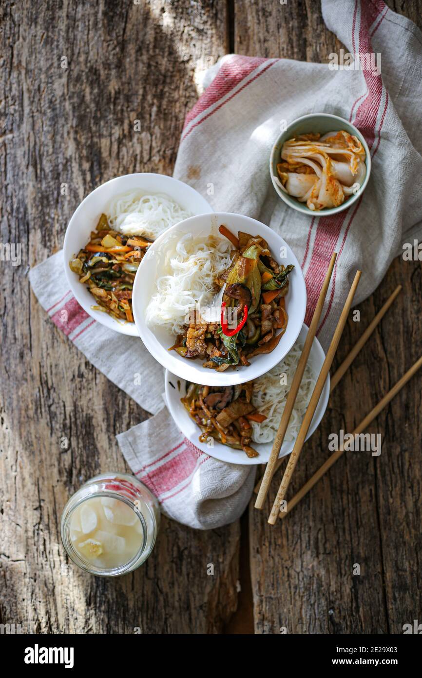 Stile cinese una pentola di riso vermicelli e verdure Foto Stock
