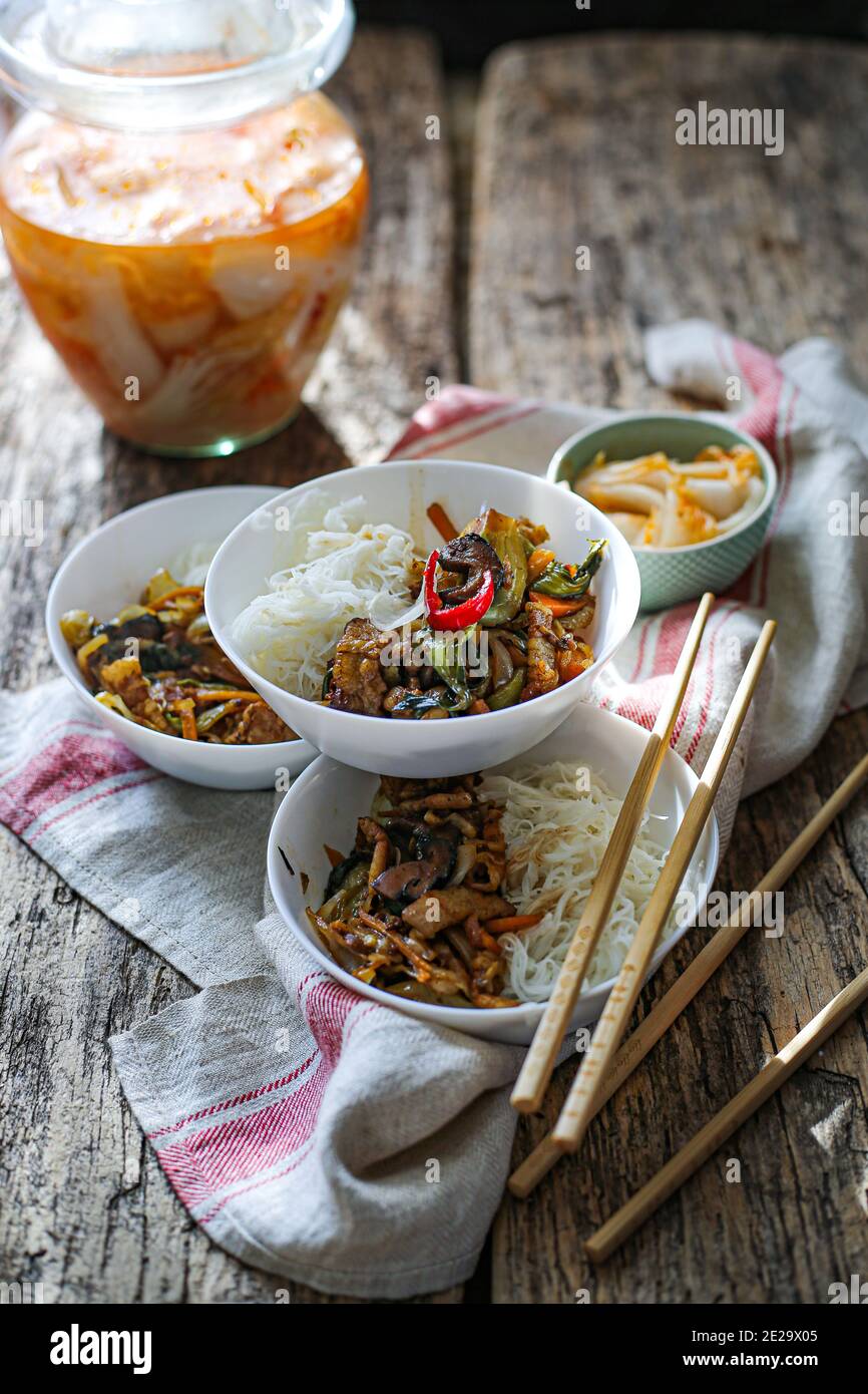 Stile cinese una pentola di riso vermicelli e verdure Foto Stock