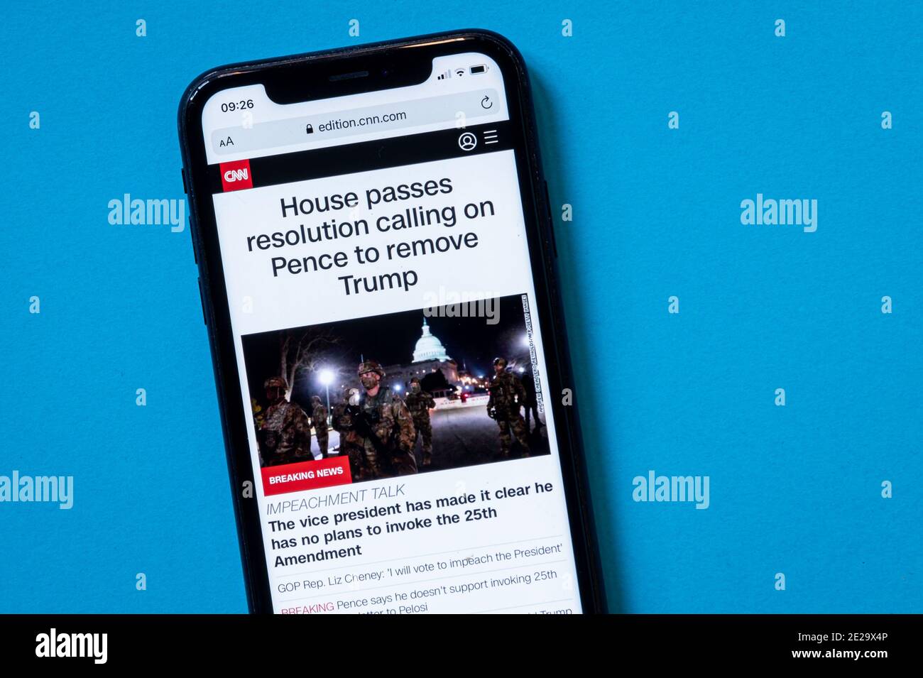 Milano, Italia - 13 Gennaio 2021: CNN.com homepage su uno smartphone con una notizia rivoluzionaria lettura del titolo ‘House passa la risoluzione chiedendo a Pence di rimov Foto Stock