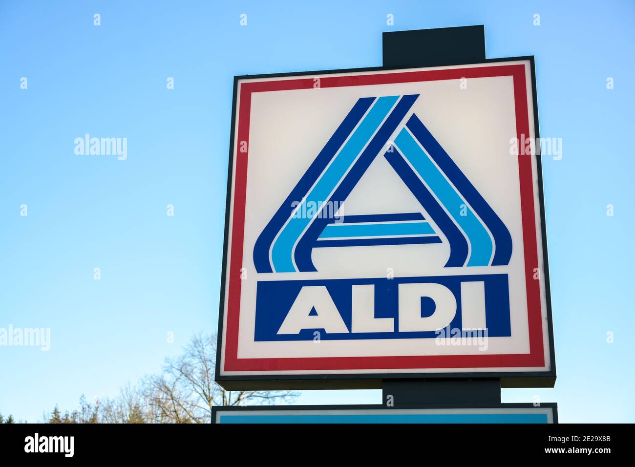 Ratzeburg, Germania, 12 gennaio 2021: Logo commerciale di Aldi nord contro un cielo blu, la grande catena di supermercati a prezzi scontati del bro di Albrecht Foto Stock