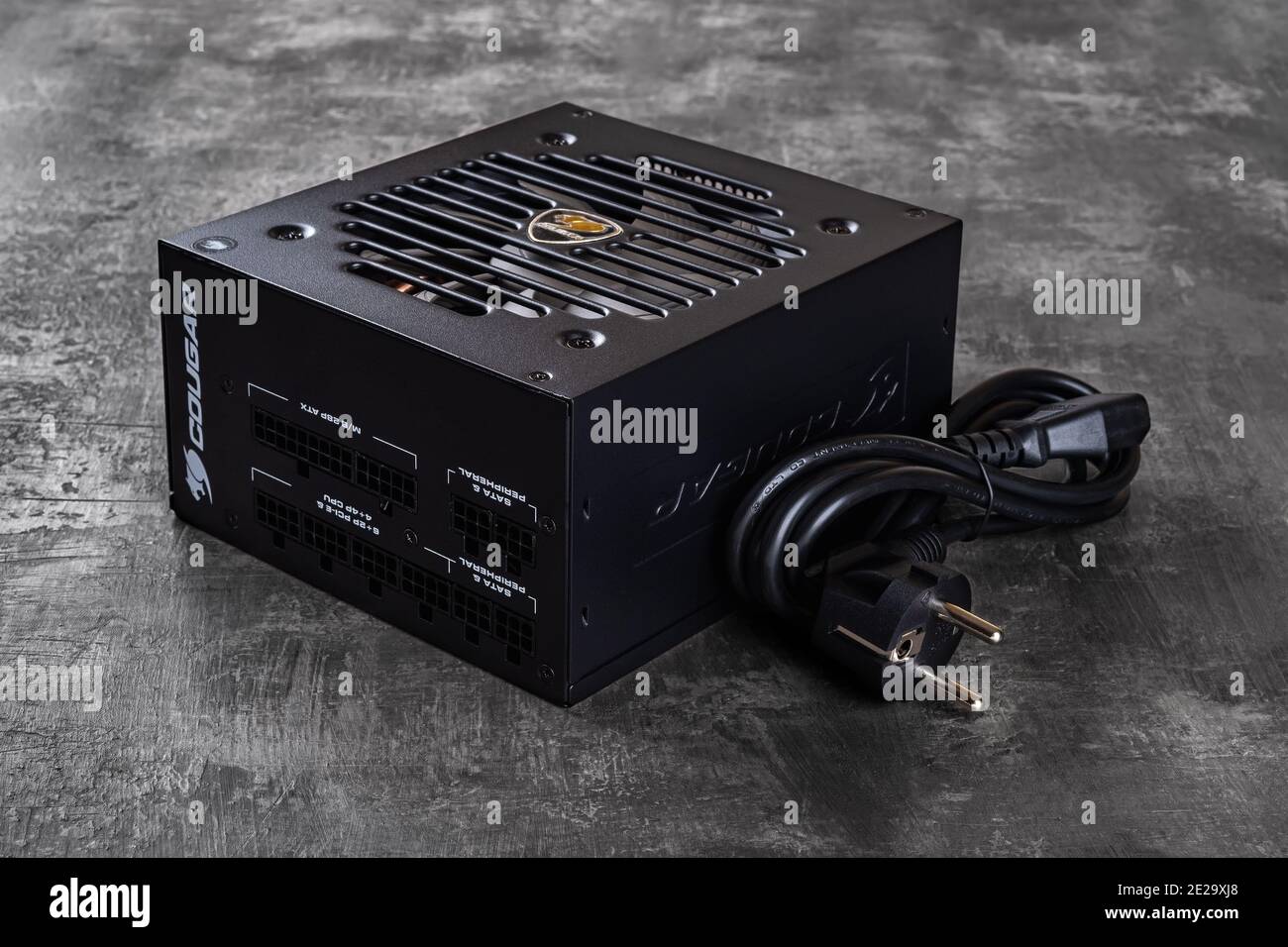 Varna, Bulgaria, 11 gennaio 2021. PSU e cavo di alimentazione certificati Cougar GEX 80 Plus Gold su sfondo scuro. Alimentatore modulare da 850 W. Foto Stock