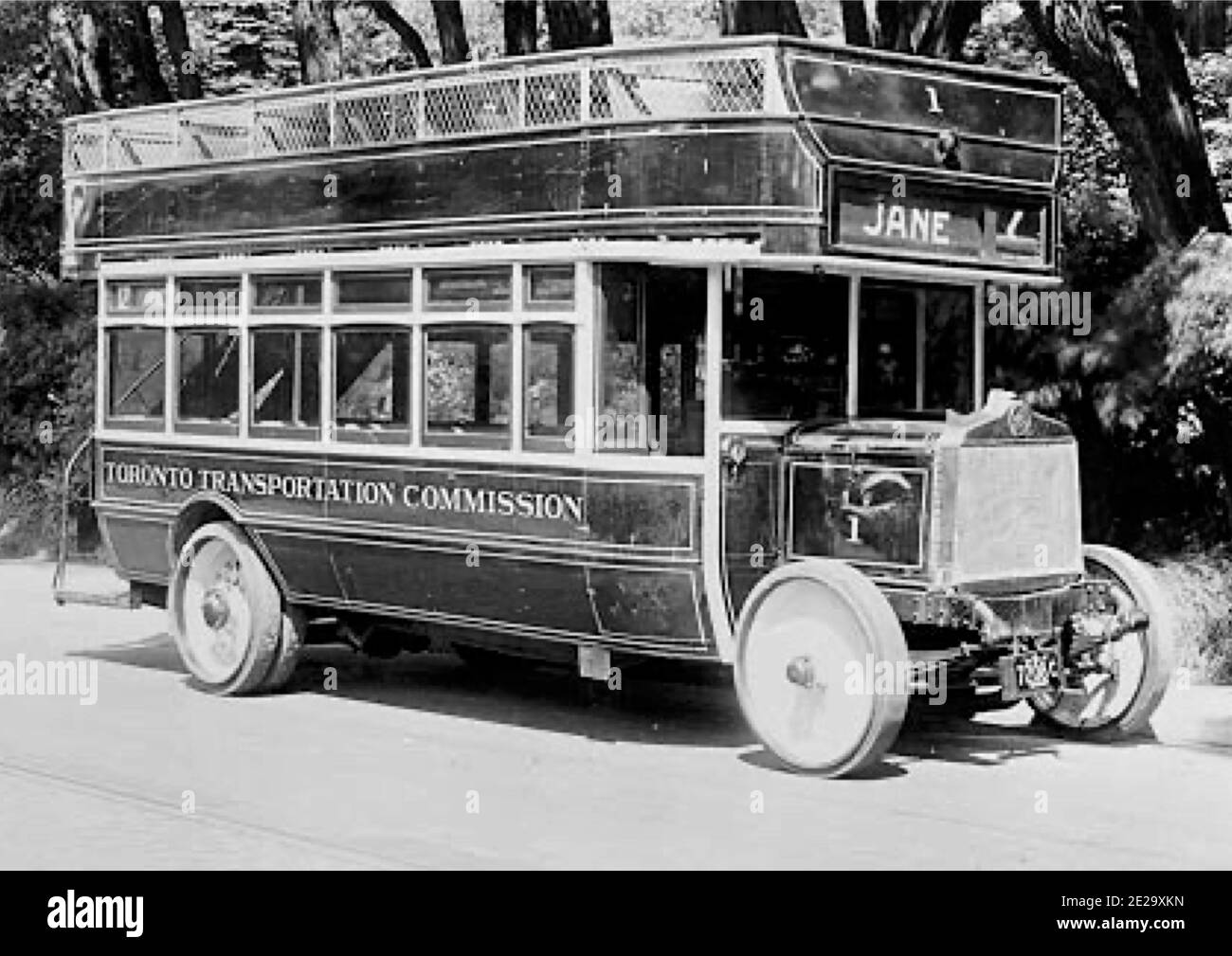 Fotografia d'epoca con la didascalia-raro autobus TTC a due piani-Toronto Transportation Commission numero 1, un modello 1921 5th Avenue Coach Company. Foto Stock