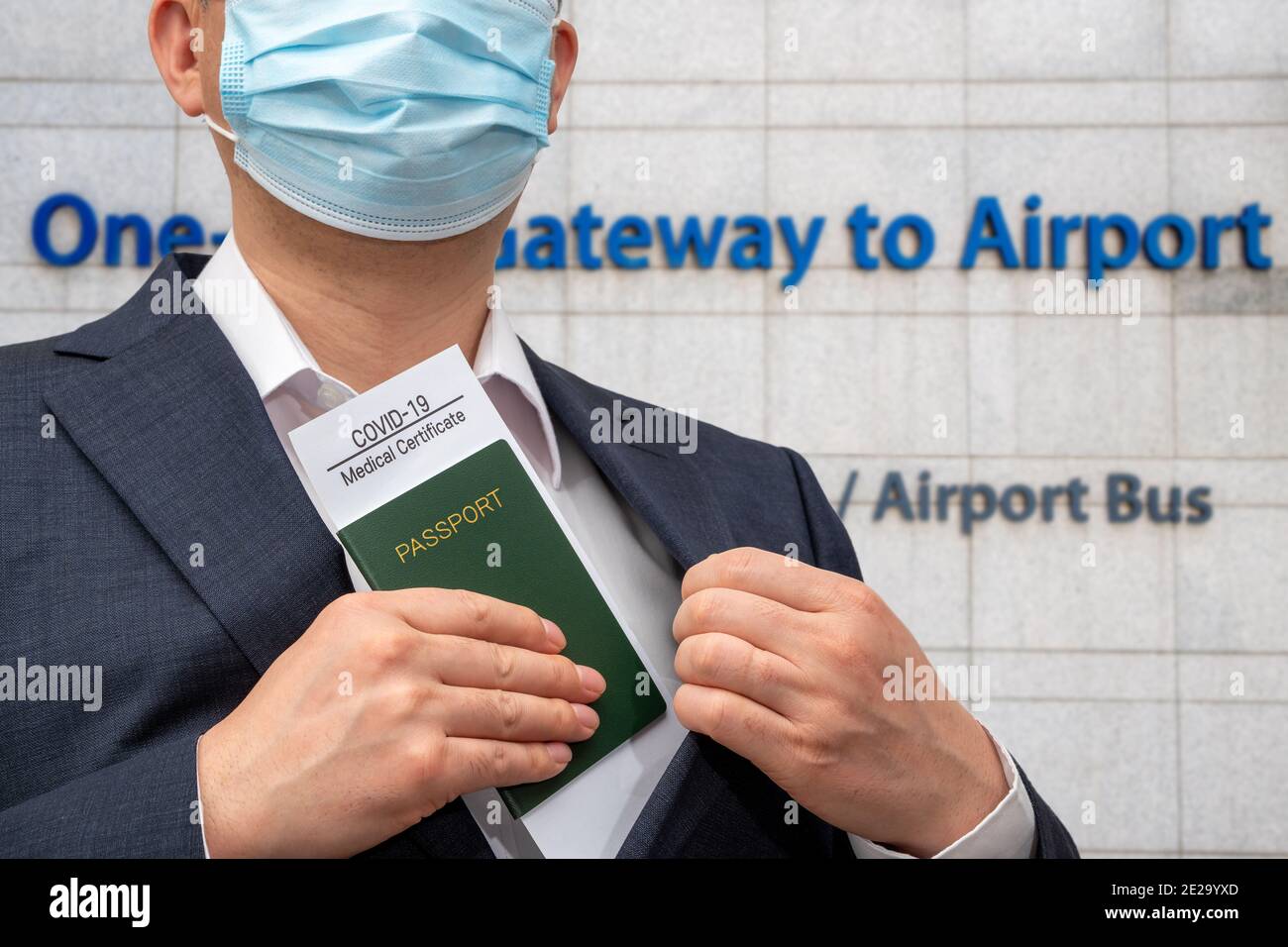 Uomo d'affari maschile con certificato sanitario e passaporto per il COVID-19. Concetto di business post-COVID-19. Foto Stock