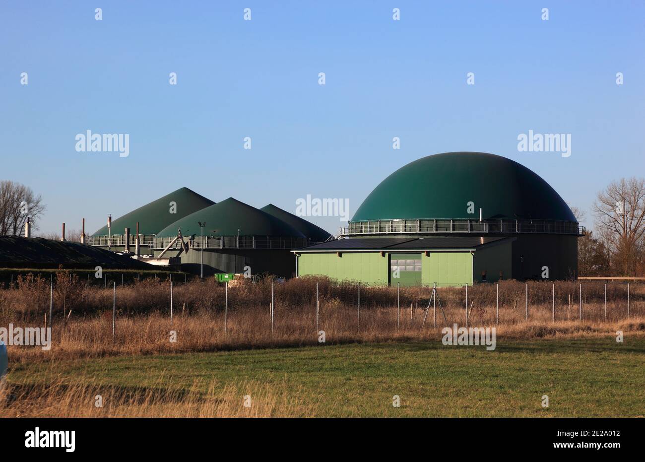 Produzione di biogas nelle zone rurali della Germania / Biogasanlage, Erzeugung von Biogas durch Vergärung von Biomasse, Deutschland Foto Stock