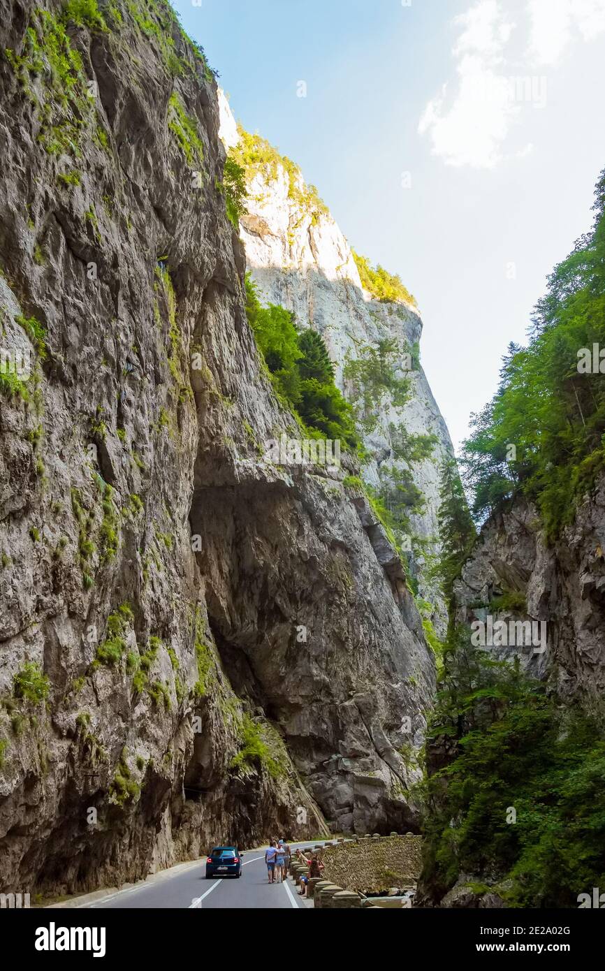 Strada pericolosa attraverso la Gola di Bicaz in Romania Foto Stock