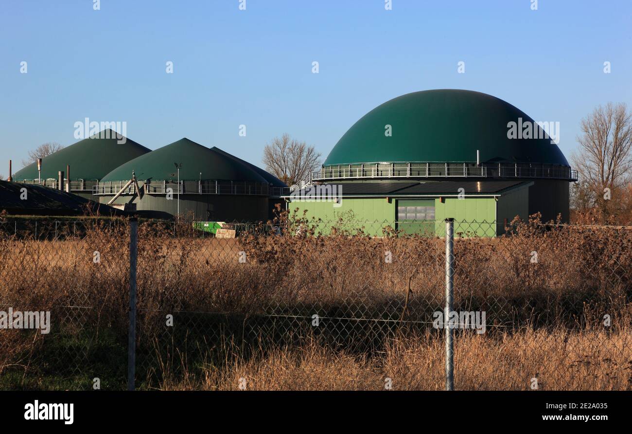 Produzione di biogas nelle zone rurali della Germania / Biogasanlage, Erzeugung von Biogas durch Vergärung von Biomasse, Deutschland Foto Stock