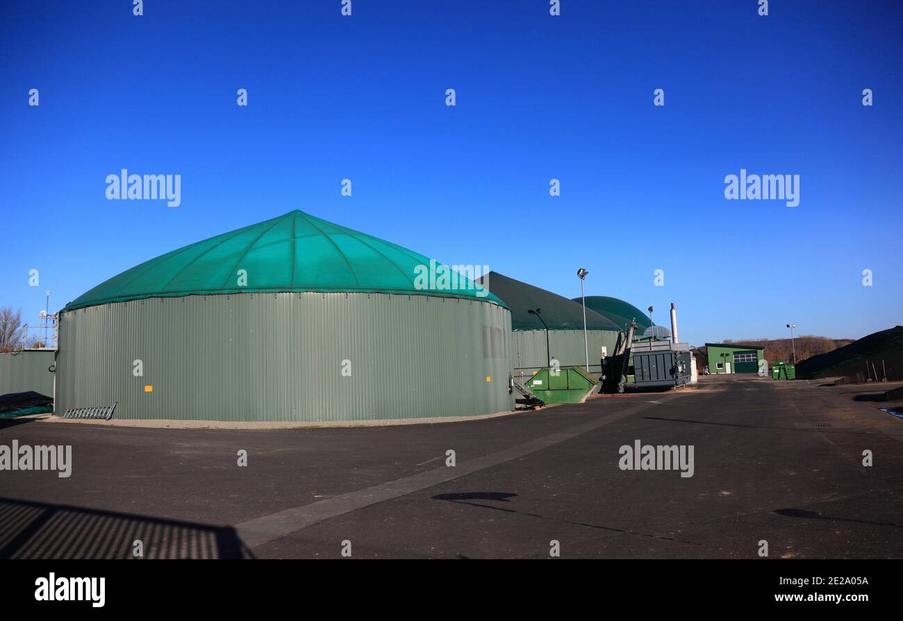 Produzione di biogas nelle zone rurali della Germania / Biogasanlage, Erzeugung von Biogas durch Vergärung von Biomasse, Deutschland Foto Stock