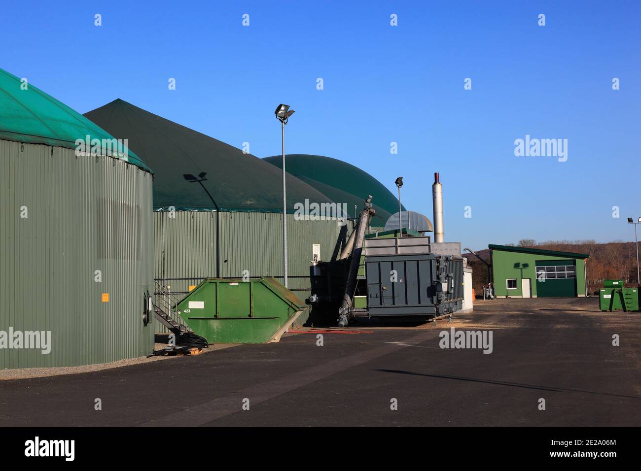 Produzione di biogas nelle zone rurali della Germania / Biogasanlage, Erzeugung von Biogas durch Vergärung von Biomasse, Deutschland Foto Stock