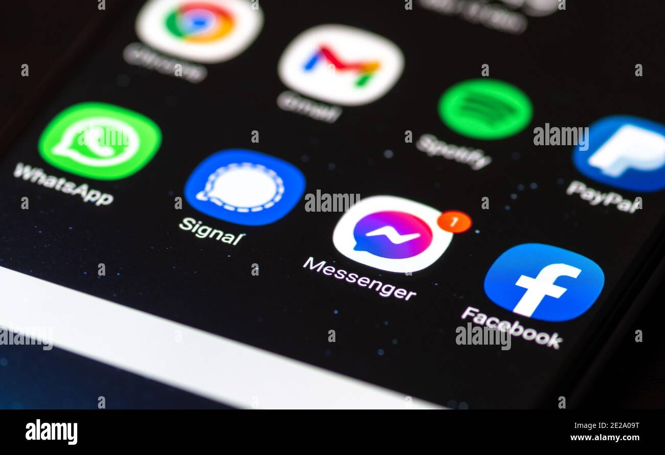 Applicazione Messenger con applicazione Signal, WhatsApp e Facebook visualizzate sullo smartphone Foto Stock